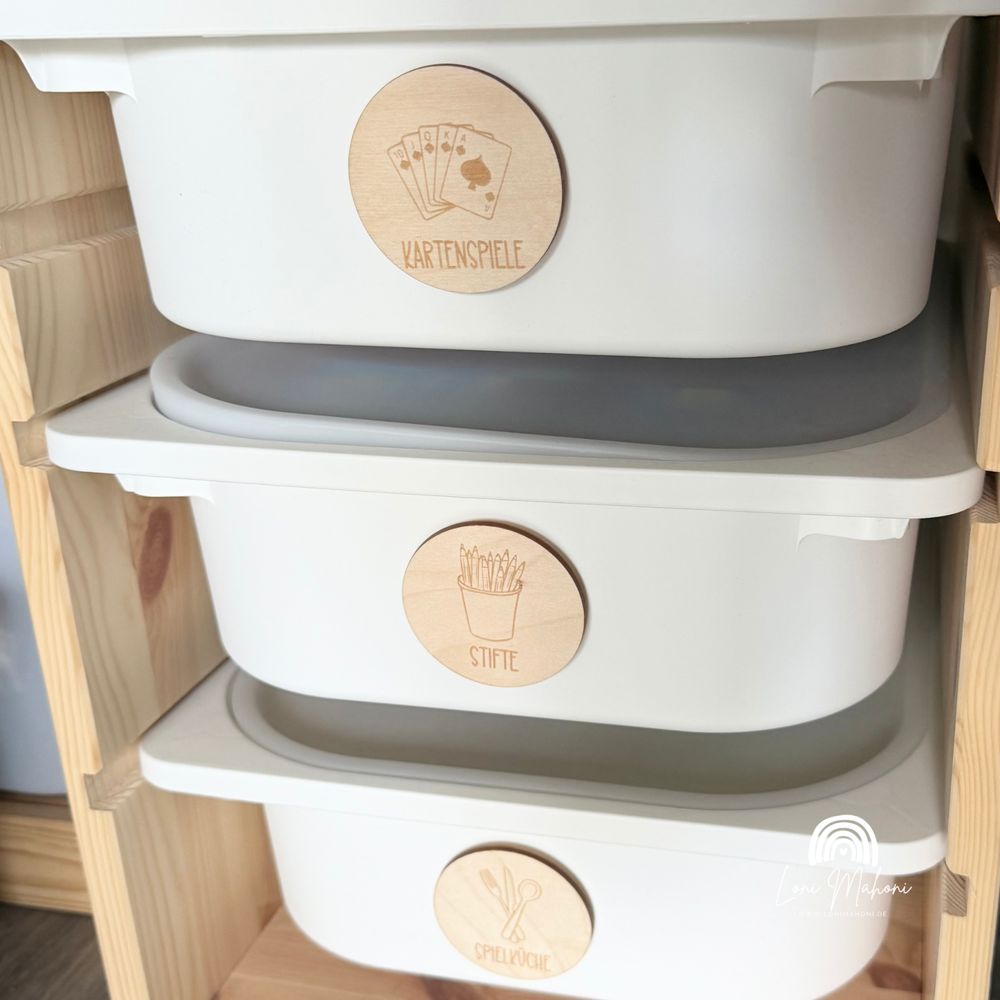 Holzschild als Trofast Beschriftung zur Organisation im Kinderzimmer