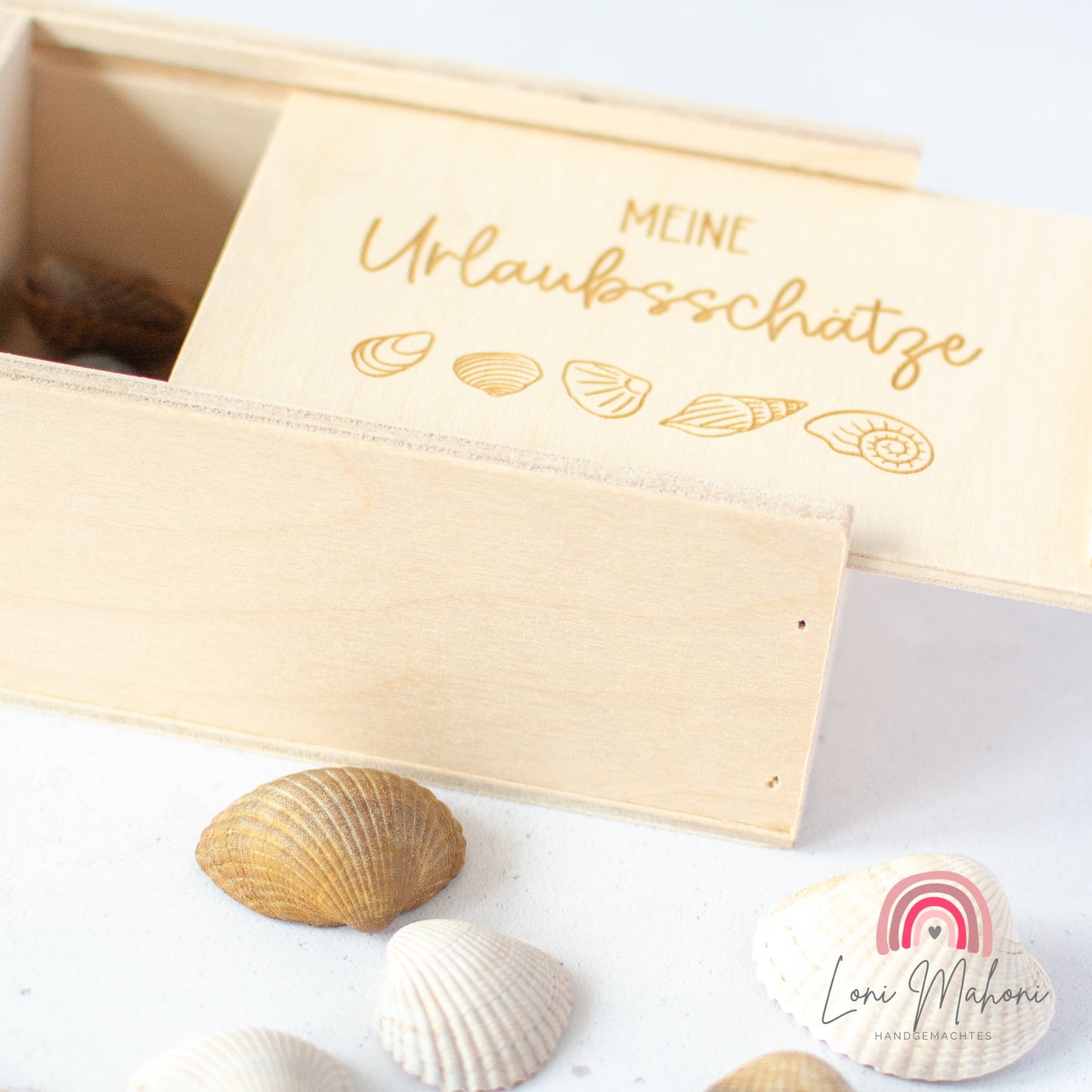 Kleine personalisierbare Holzkiste "Meine Urlaubsschätze" als Schatzkiste für Muscheln und ähnliches
