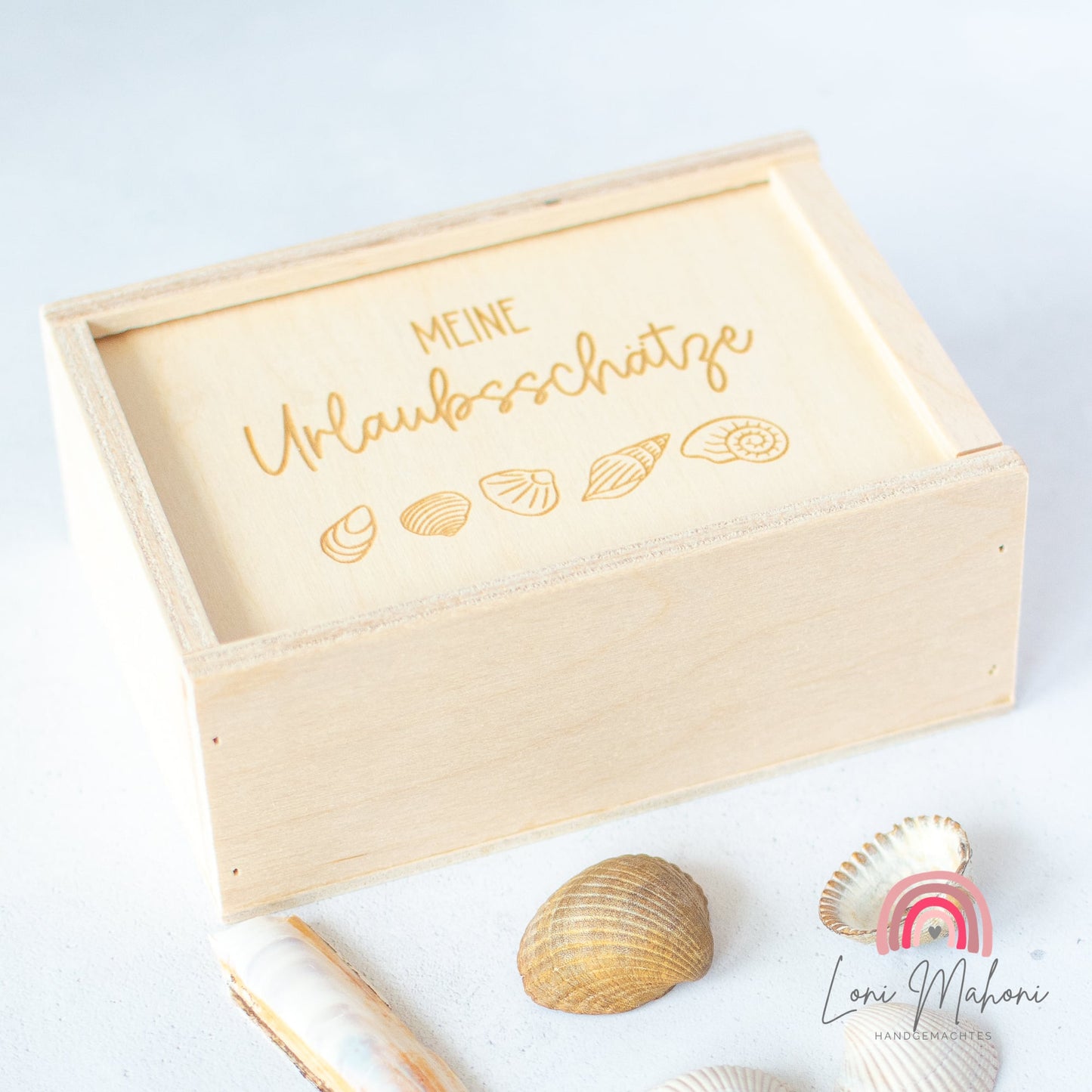 Kleine personalisierbare Holzkiste "Meine Urlaubsschätze" als Schatzkiste für Muscheln und ähnliches