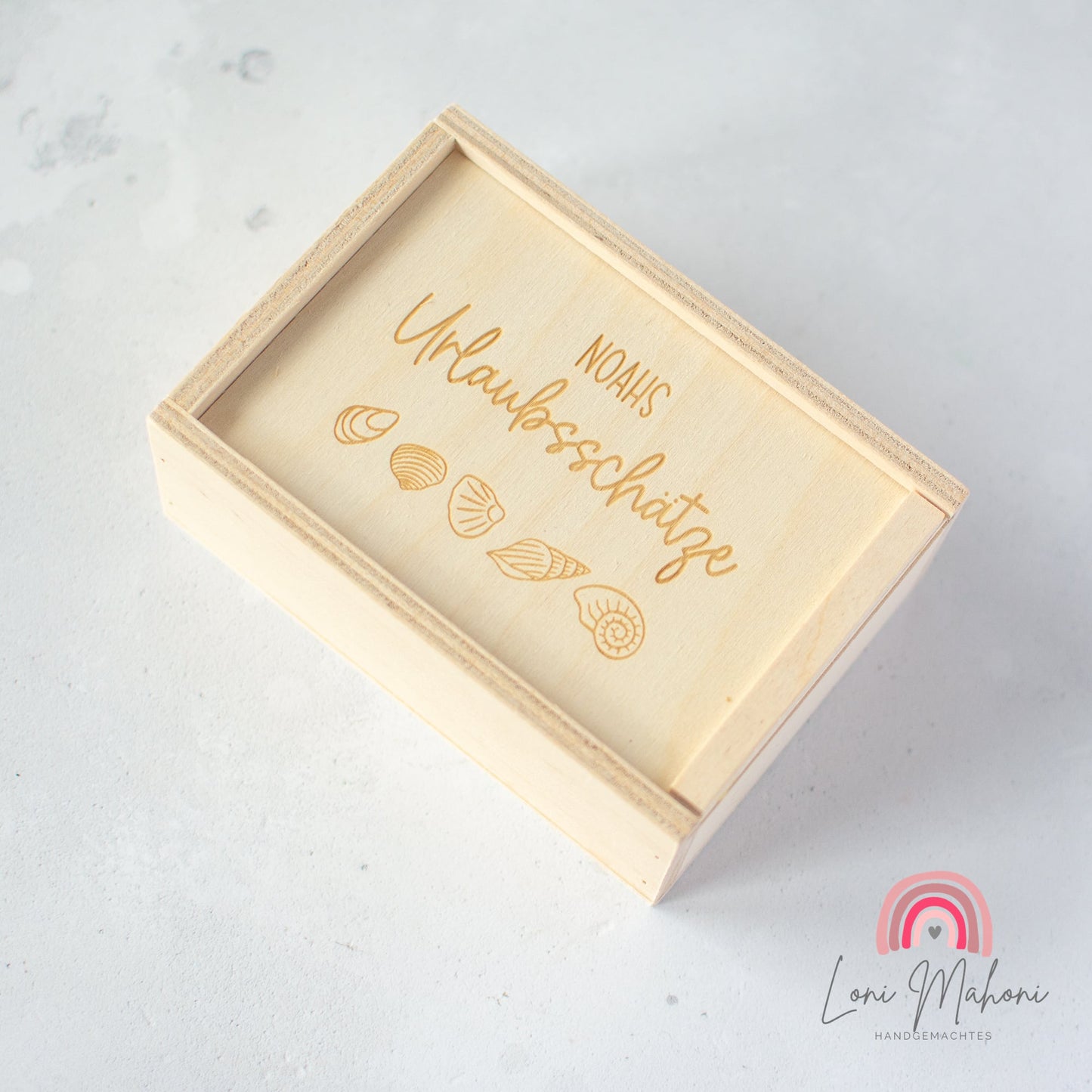 Kleine personalisierbare Holzkiste "Meine Urlaubsschätze" als Schatzkiste für Muscheln und ähnliches