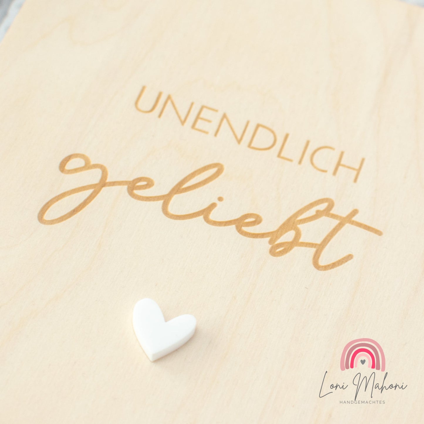 Schild "Unendlich geliebt" aus Holz als Kinderzimmerdeko