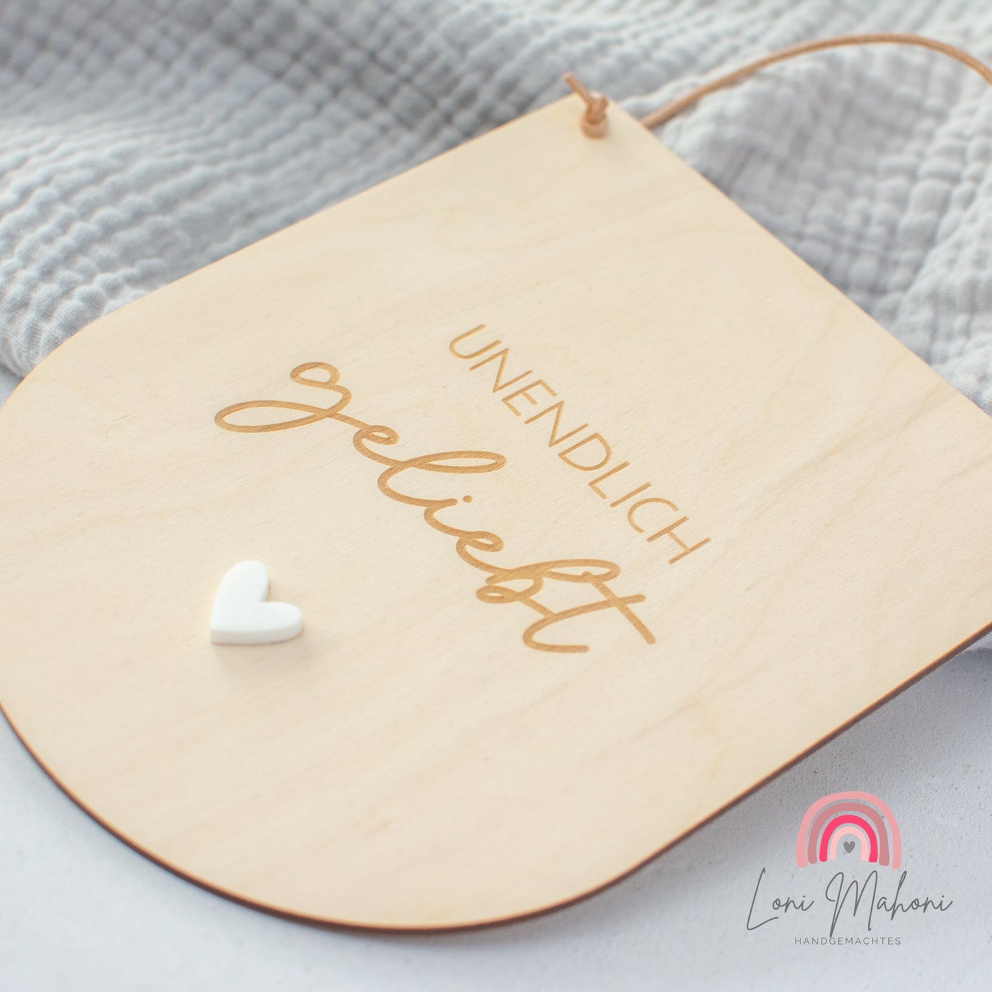 Schild "Unendlich geliebt" aus Holz als Kinderzimmerdeko