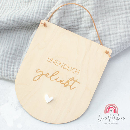 Schild "Unendlich geliebt" aus Holz als Kinderzimmerdeko