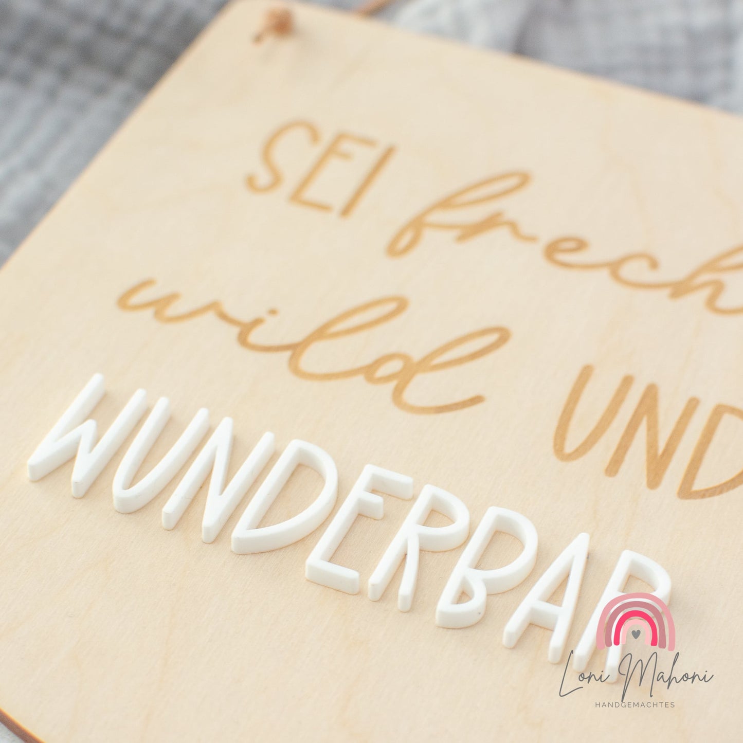 Schild "Sei wild, frech und wunderbar" aus Holz als Kinderzimmerdeko