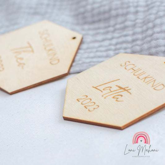 Anhänger aus Holz für die Schultüte, mit Namen personalisiert, Motiv Sechseck