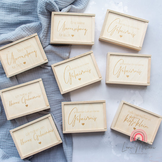 Schwangerschaftsverkündung mit Holzkiste