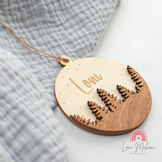 Zweilagiger Anhänger aus Holz, personalisiert für Christbaum oder als Geschenkanhänger, Motiv Tannenwald