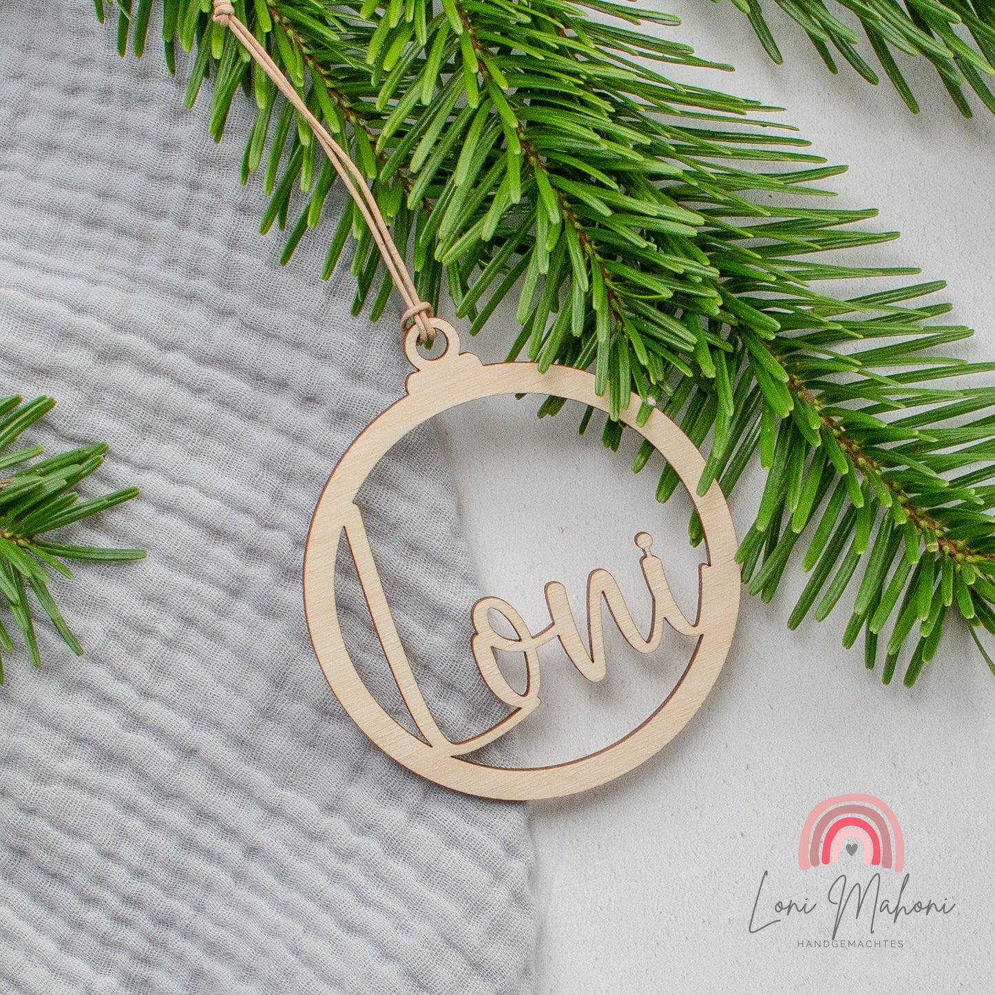 Anhänger aus Holz, personalisiert für Christbaum oder als Geschenkanhänger, Motiv Kugel