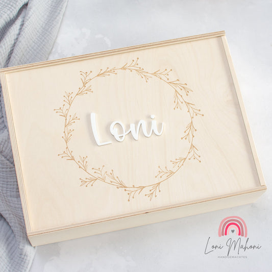 Erinnerungsbox zur Geburt, personalisiert, Motiv: feiner Kranz