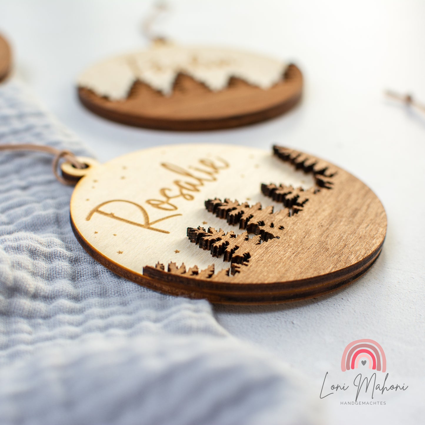 Zweilagiger Anhänger aus Holz, personalisiert für Christbaum oder als Geschenkanhänger, Motiv Tannenwald