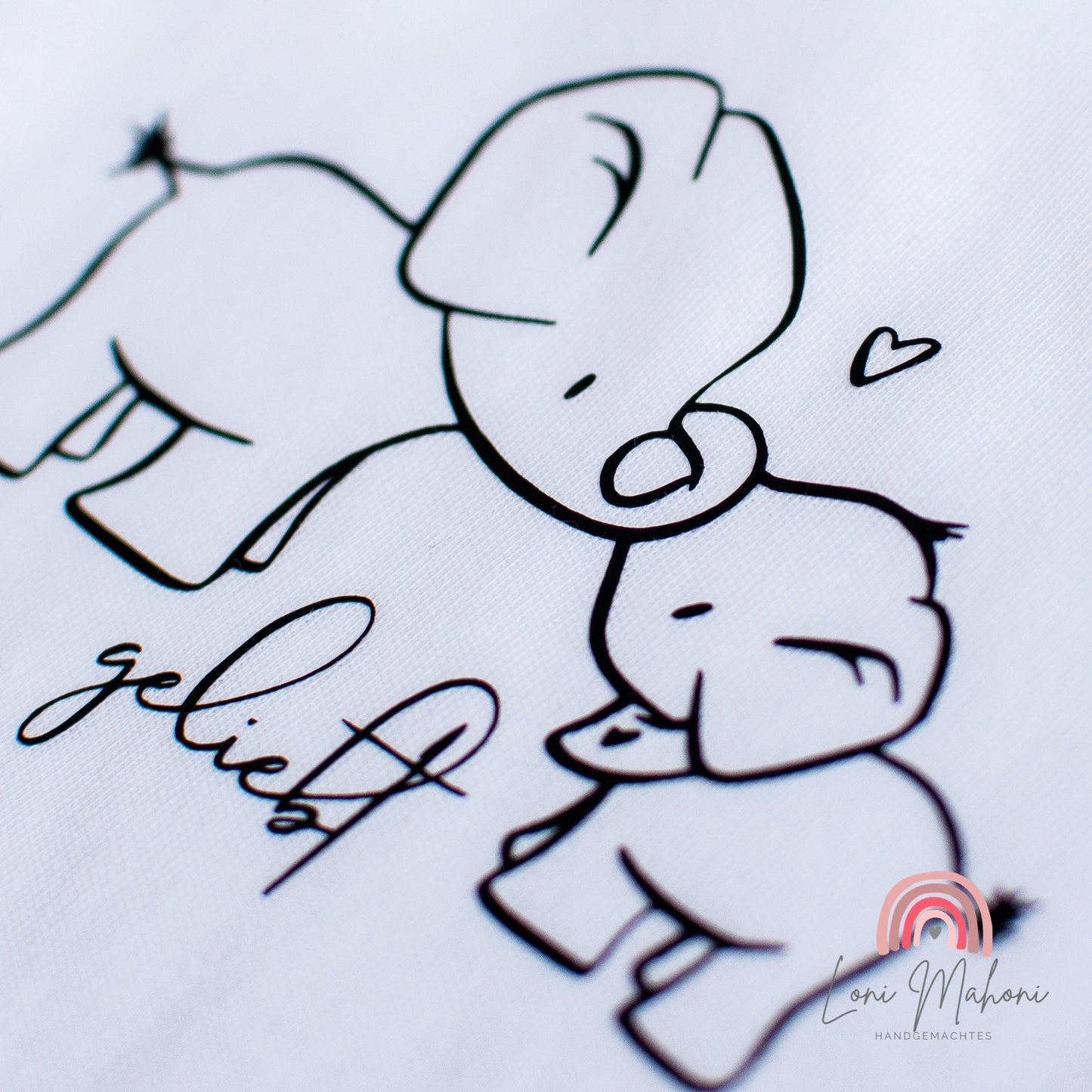 Babybody geliebt mit zwei Elefanten