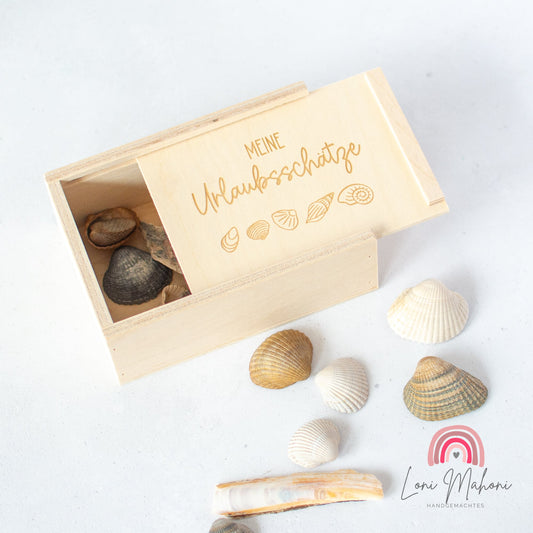Kleine personalisierbare Holzkiste "Meine Urlaubsschätze" als Schatzkiste für Muscheln und ähnliches