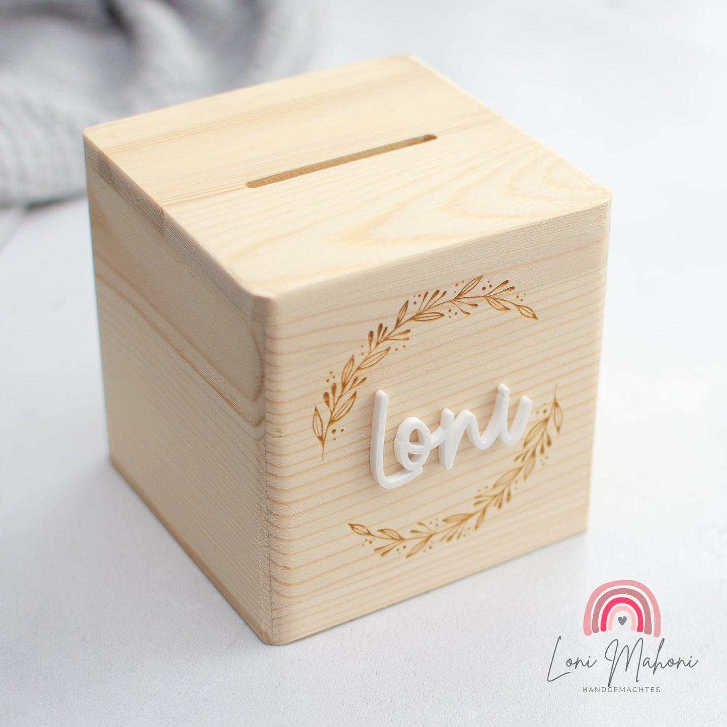 Spardose aus Holz, personalisiert mit Lasergravur und Acrykbuchstabe, Motiv Kranz als Geschenk für Kinder