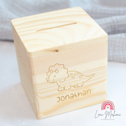 Spardose aus Holz, personalisiert mit Lasergravur und Acrykbuchstabe, Motiv Dinosaurier als Geschenk für Kinder