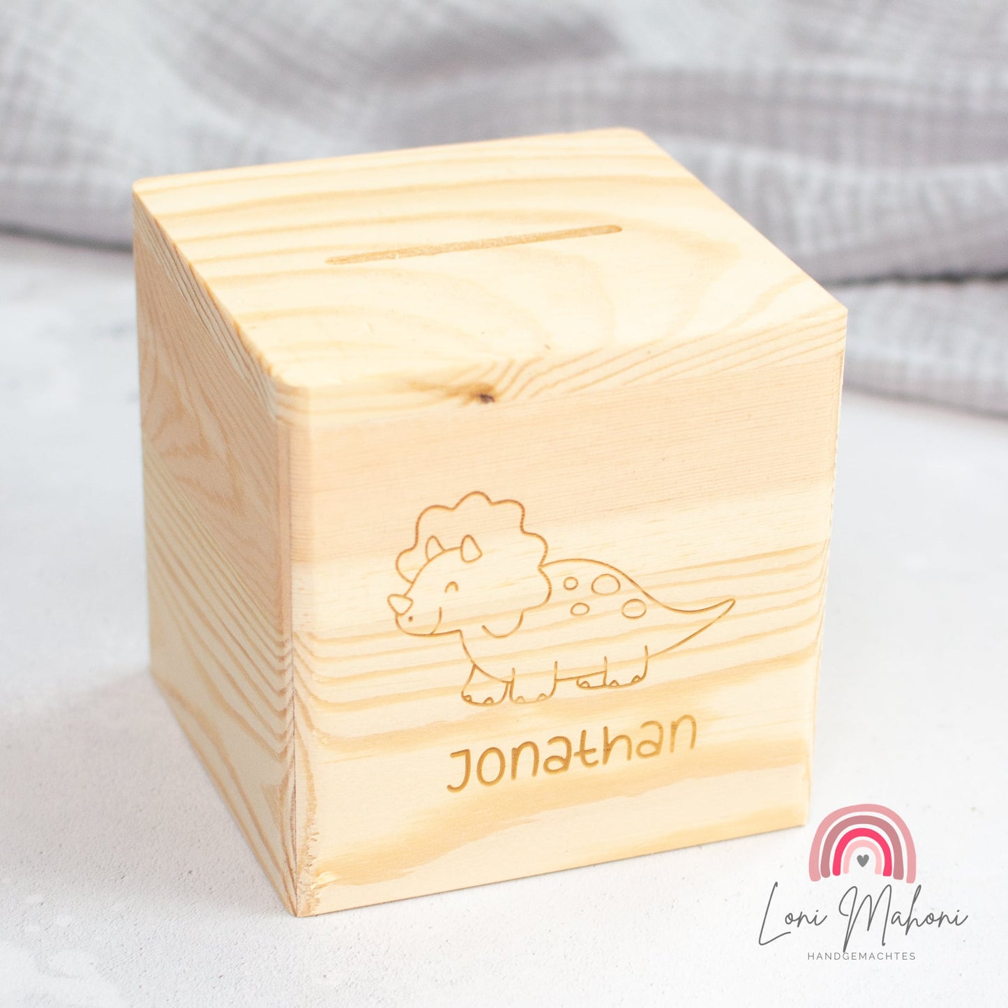 Spardose aus Holz, personalisiert mit Lasergravur und Acrykbuchstabe, Motiv Dinosaurier als Geschenk für Kinder