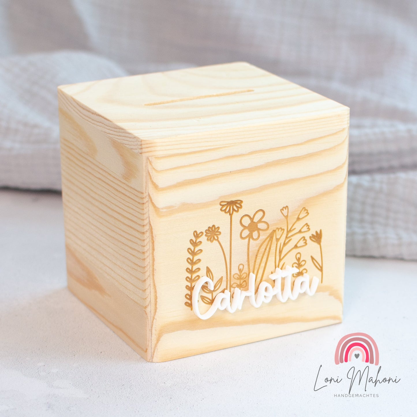 Spardose aus Holz, personalisiert mit Lasergravur und Acrykbuchstabe, Motiv Blumenwiese als Geschenk für Kinder