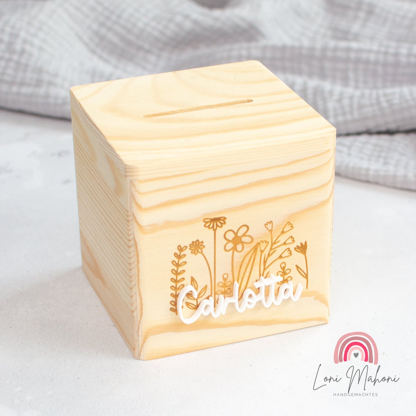 Spardose aus Holz, personalisiert mit Lasergravur und Acrykbuchstabe, Motiv Blumenwiese als Geschenk für Kinder