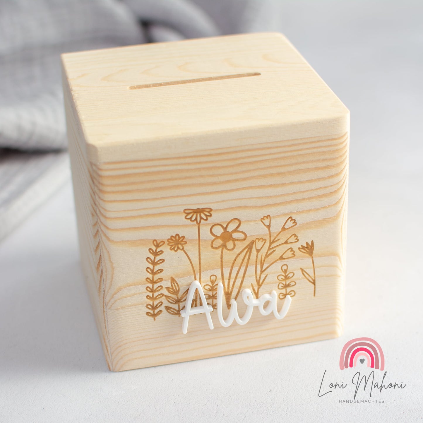 Spardose aus Holz, personalisiert mit Lasergravur und Acrykbuchstabe, Motiv Blumenwiese als Geschenk für Kinder