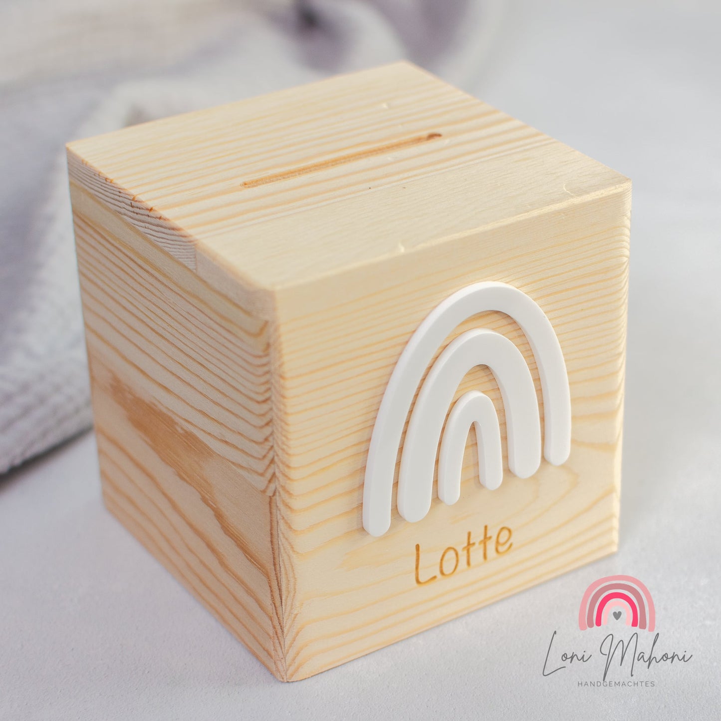 Spardose aus Holz, personalisiert mit Lasergravur und Acrykbuchstabe, Motiv Regenbogen als Geschenk für Kinder