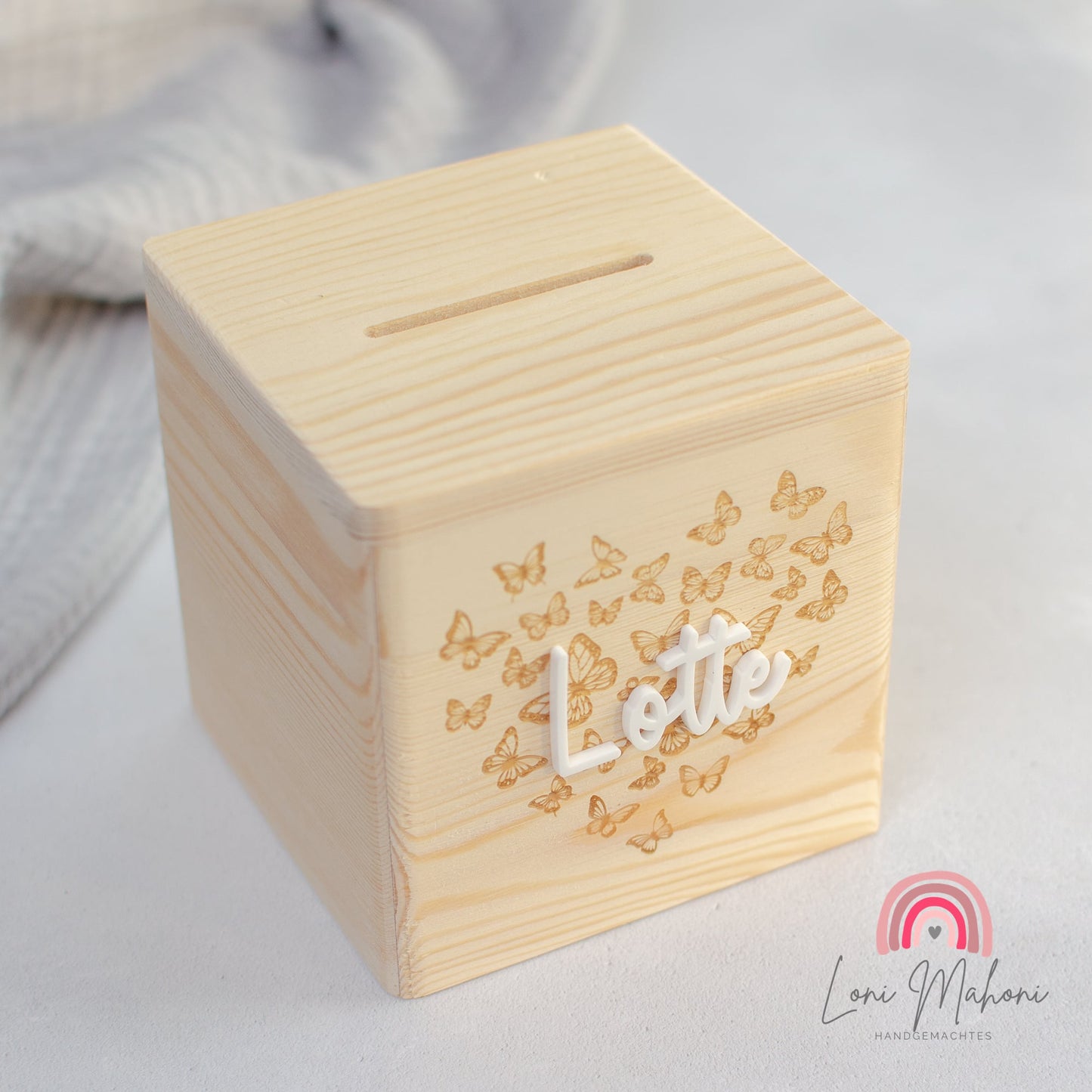 Spardose aus Holz, personalisiert mit Lasergravur und Acrykbuchstabe, Motiv Schmetterlingsherz als Geschenk für Kinder