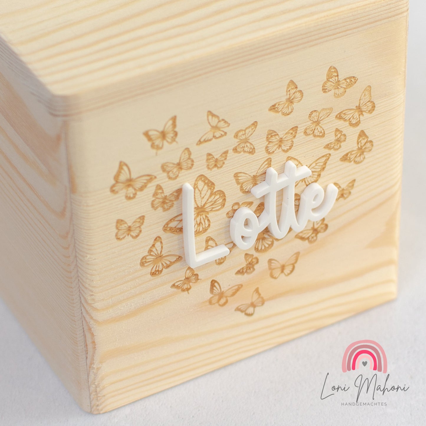 Spardose aus Holz, personalisiert mit Lasergravur und Acrykbuchstabe, Motiv Schmetterlingsherz als Geschenk für Kinder