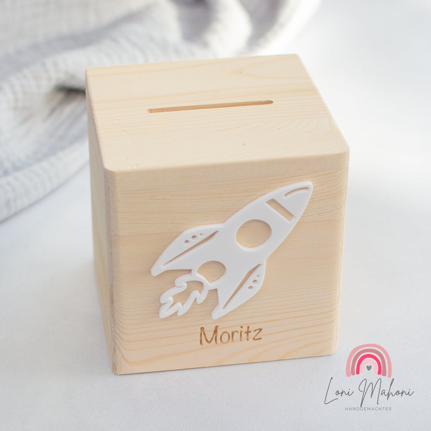 Spardose aus Holz, personalisiert mit Lasergravur und Acrykbuchstabe, Motiv Rakete als Geschenk für Kinder