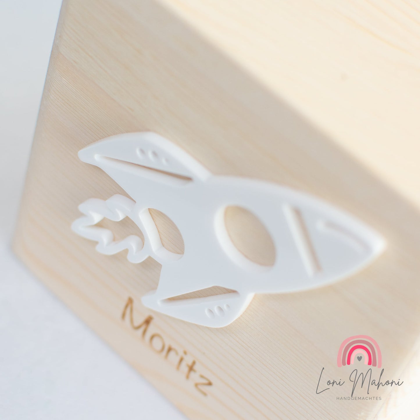 Spardose aus Holz, personalisiert mit Lasergravur und Acrykbuchstabe, Motiv Rakete als Geschenk für Kinder