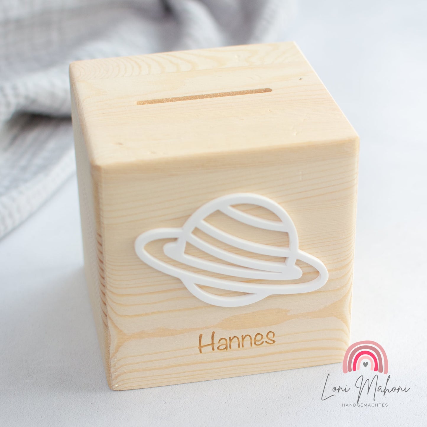 Spardose aus Holz, personalisiert mit Lasergravur und Acrylmotiv Planet als Geschenk für Kinder