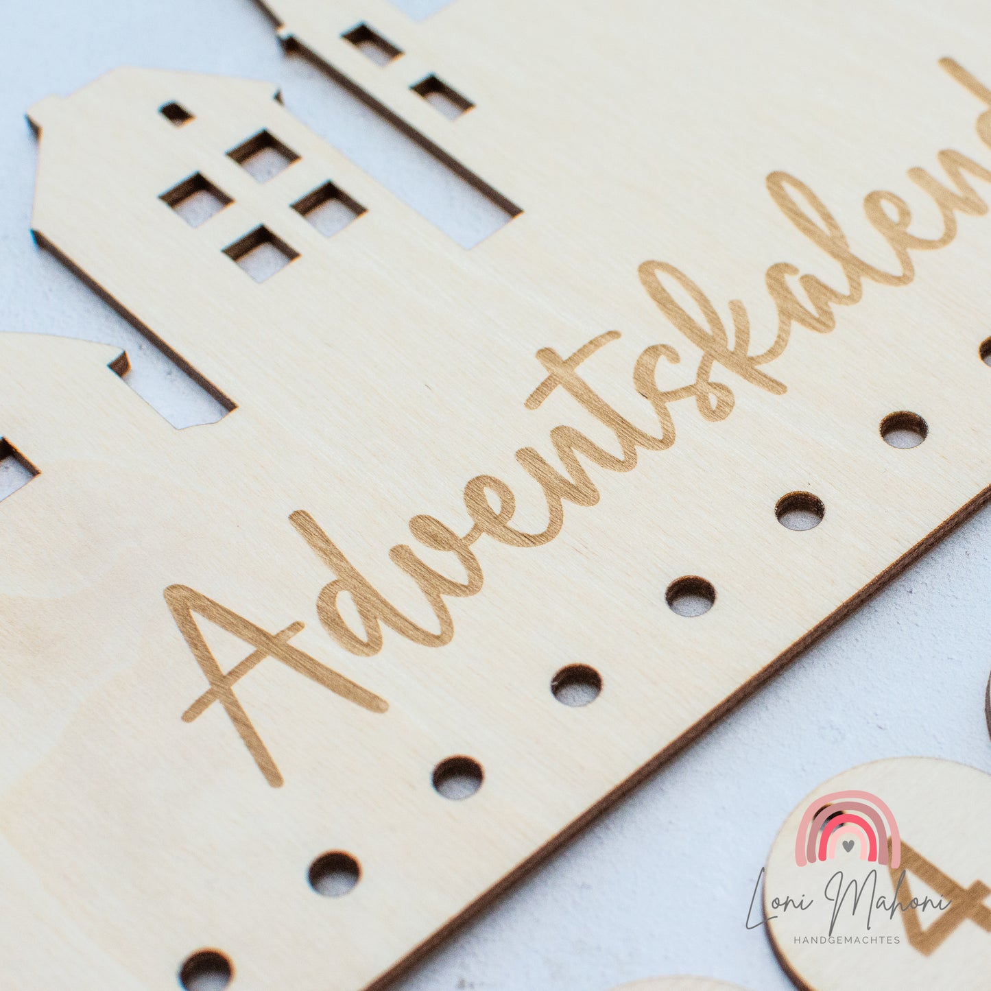 Adventskalender, personalisiert, nachhaltig aus Holz, Motiv Weihnachtsstadt